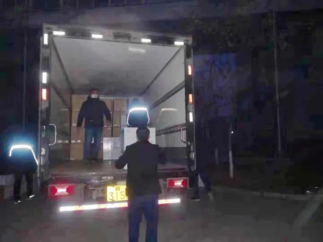 这样深夜连续作业,已坚持了多日